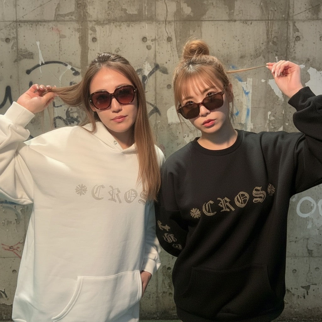 裏起毛 ラインストーン スタッズトレーナー（ロゴデザイン、ブラック）